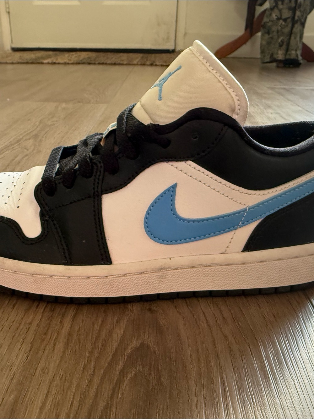 Nike Low-Top Sneakers in White, Black & Light Blue
